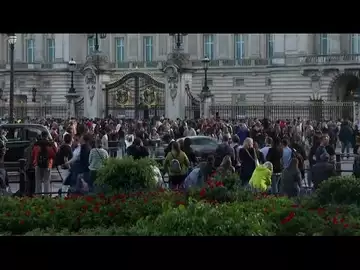 Queen Elizabeth II Death: Thousands Gather at Buckingham Palace to Mourn