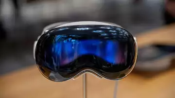 Apple Prioritizes Meta-Like AI Glasses Over Headset Revamp