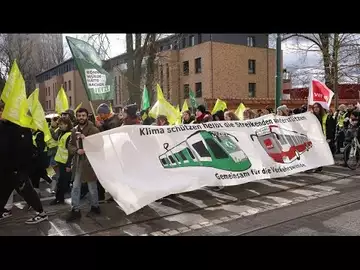 Germany Rail, Airline Workers Strike for Higher Pay