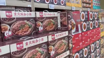 90岁的岳父，疫情重病恢复以后第1次到超市，感谢小李老师全程陪同。～陪爸爸妈妈一起玩儿