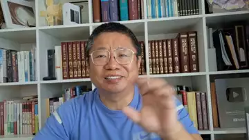 加密货币的2025,越勤奋越亏损,分析两个典型案例?吐血巨献:新年大餐,八菜一汤一甜点的美食疗愈音乐,干翻多个AI平台?~Robert李區塊鏈日記2358