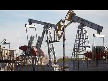 Oil Rises With Dollar’s Descent