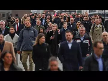 UK Latest: Wage Growth Slows in Sign Economy Is Cooling