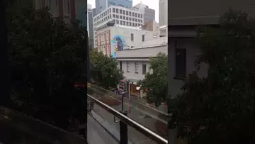 忙到下午两点半，才有空去麦当劳吃午餐，小雨淅淅沥沥，有些别样的感觉。。