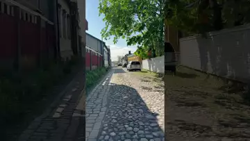 走过芬兰小镇的石子路
