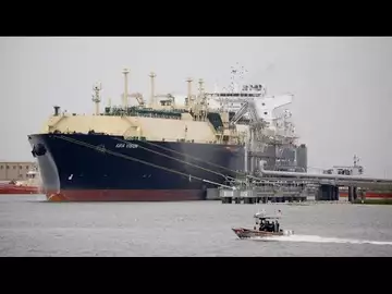 Biden Halts LNG Export Approvals, Manchin Vows Probe