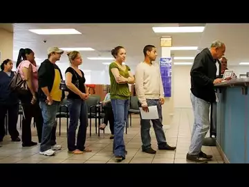 US Jobless Claims Fall by the Most Since 2021