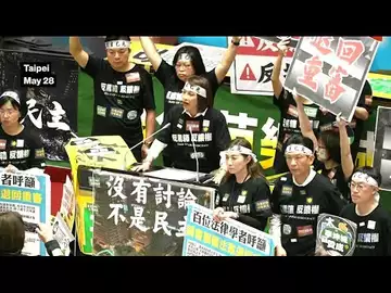 Taiwan Lawmakers Debate Contentious Amendment