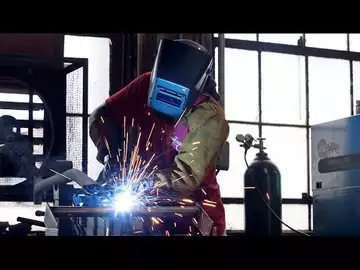 US Manufacturing Shrinks Less Than Forecast, Orders Expand