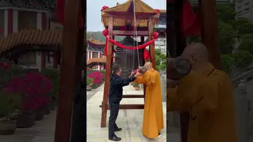 传道人与大师一同敲响祈福的钟声！