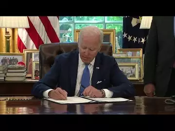 Biden Signs Act to Speed Weapons Delivery to Ukraine