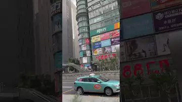 上海浦东核心区，要下雨了。