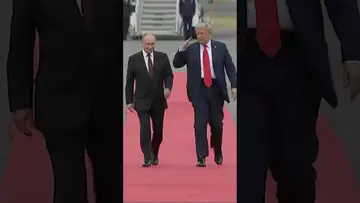 Trump welcomes Putin with a handshake in Alaska
