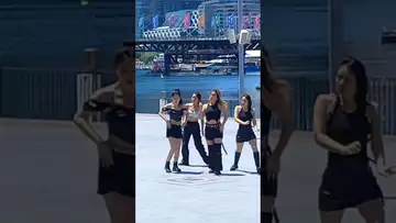 Darling harbour dancing girls 02