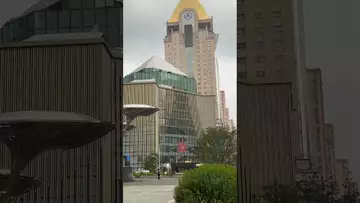 上海浦东八佰伴门前的雕塑变了呀！