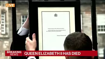 News of Queen's Death Posted at Buckingham Palace