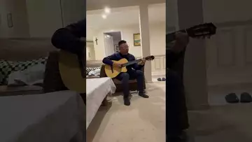 其实孩子帮助是摆拍的。